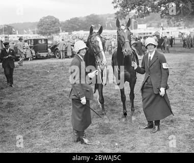 Tunbridge Wells et les comtés du Sud-est montrent à Tunbridge Wells Miss Mercer Nairne avec son chasseur ' Eve ' et sa mère , Lady Violet Astor avec son chasseur ' Scaperdale 1928 Banque D'Images