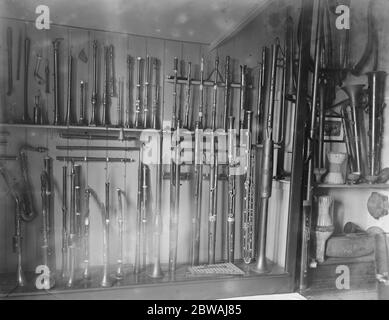 Rev W Galpin , Vicaire de Hatfield Regis , Essex possède une collection de 600 instruments de musique . Voici une collection d'instruments à lames Banque D'Images