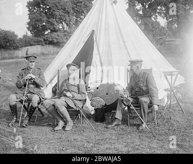 Volontaires de Londres dans le camp de Tadworth Sir Owen Seaman le rédacteur de ' Punch ' ( au centre ) avec deux officiers amis , à droite le lieutenant ' le Londoner ' 7 août 1917 Banque D'Images