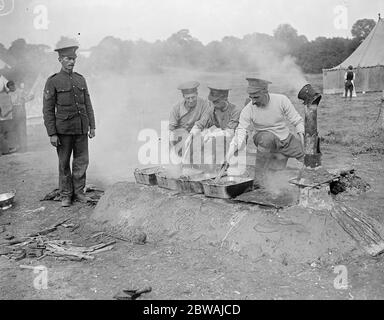 Les volontaires de Londres au camp de Tadworth Cooking The Scoff 7 août 1917 Banque D'Images