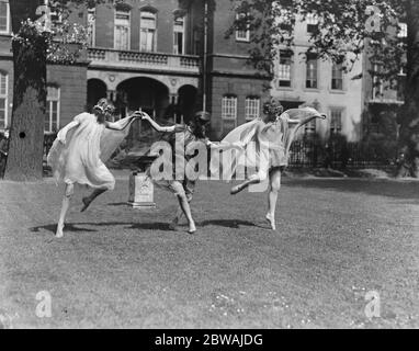 Les élèves de Miss Italia Conti répètent pour la « plante sensible » pour la fête théâtrale du jardin le 21 juin 1920 Banque D'Images