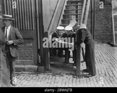 Royal Naval Volunteers mobiliser - lecture des ordres ? Banque D'Images