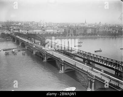 Londres , Waterloo , l'ancien et le nouveau pont 16 juin 1925 Banque D'Images