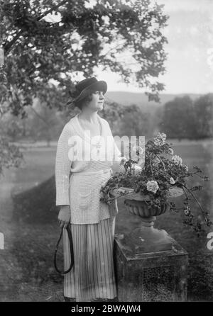 Lady Terrington chez eux ' Binfield , Marlow 30 octobre 1921 Vera Woodhouse, Lady Terrington, libérale et une des premières femmes parlementaires - elle a gagné son siège à l'élection générale de décembre 1923 au Royaume-Uni Banque D'Images