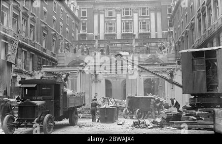 Démolition de l'hôtel Cecil 15 août 1930 l'hôtel Cecil, construit en 1896, est un grand hôtel du Strand à Londres, en Angleterre. Il a été nommé pour Cecil House, une maison qui avait occupé le même site au XVIIe siècle. Conçu par les architectes Perry & Reed dans un style renaissance, l'hôtel était le plus grand d'Europe lorsqu'il a ouvert ses portes avec plus de 800 chambres. Le propriétaire a plus tard fait faillite et a été condamné à 14 ans de prison. Le Cecil a été en grande partie démoli à l'automne 1930 et la maison Shell Mex a été construite sur le site. La façade de l'hôtel reste, avec, au centre, une grande voûte plantaire Banque D'Images