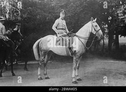 L'ex-prince héritier d'Allemagne date inconnue mais le prince abdiqué après le déclenchement de la révolution allemande en novembre 1918 et l'image est post-abdication Frederick William Victor Augustus Ernest ( Allemand: Friedrich Wilhelm Victor August Ernst ) b 6 mai 1882 - d 20 juillet 1951 Banque D'Images