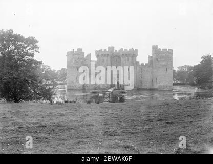 Le château de Bodiam est un château du XIVe siècle, près de Robertsbridge, dans l'est du Sussex, en Angleterre. Il a été construit en 1385 par Sir Edward Dalyngrigge Banque D'Images