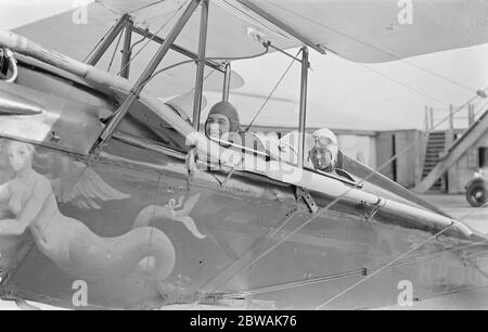 La Guilde des pilotes et des navigateurs aériens présente à Brooklands l'honorable Mme E Montagu et son pilote, M. Belville, le 7 juin 1933 Banque D'Images