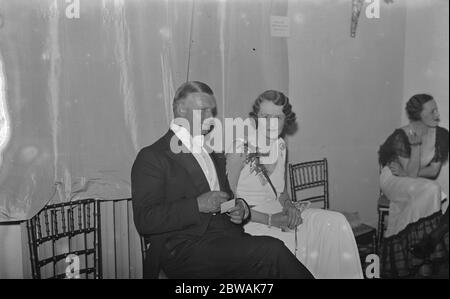 New Forest United Hunt ball à Brockenhurst . Commandant et Mme Roper Curzon . 21 avril 1933 Banque D'Images