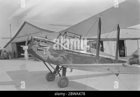 La Guilde des pilotes et des navigateurs aériens présente à Brooklands l'honorable Mme E Montagu et son pilote, M. Belville, le 7 juin 1933 Banque D'Images