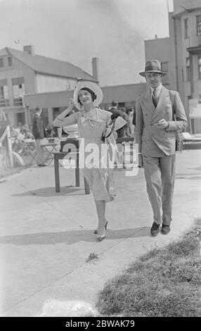 Exposition de la Guilde des pilotes et des navigateurs à Brooklands - Sir Weldon et Lady Dalrymple Champneys 1933 Norma Hull Lewis né le 8 octobre 1902 décédé le 21 décembre 1997 le troisième mari était le Capt Sir Weldon Dalrymple- Champneys Bt (mort en 1980) Banque D'Images