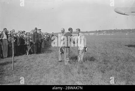 La Guilde des pilotes et des navigateurs aériens présente à Brooklands le Prince de Galles avec le chapeau de paille et les lunettes de soleil 20 mai 1933 Banque D'Images