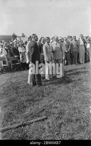 La Guilde des pilotes et des navigateurs aériens présente à Brooklands le Prince de Galles avec le chapeau de paille et les lunettes de soleil 20 mai 1933 Banque D'Images