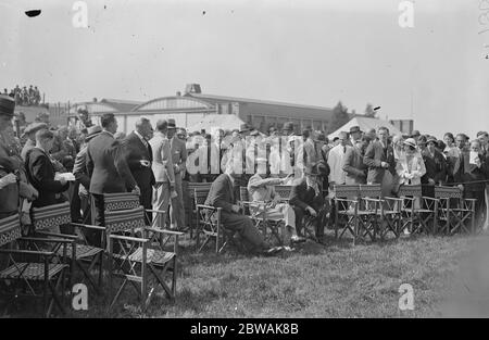 La Guilde des pilotes et des navigateurs aériens présente à Brooklands le Prince de Galles avec le chapeau de paille et les lunettes de soleil 20 mai 1933 Banque D'Images