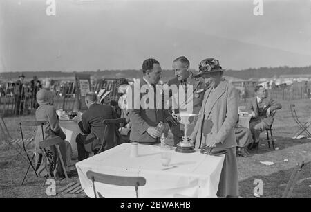 La Guilde des pilotes et des navigateurs aériens s'affiche à Brooklands Flight Lieut Allen ( Centre ) et Duchesse de Bedford 1933 Banque D'Images