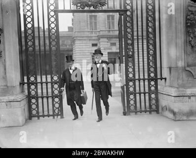 La Conférence au Palais de Buckingham M. John Redmond et M. John Dillon quittent le Palais du 21 au 24 juillet 1914 Banque D'Images