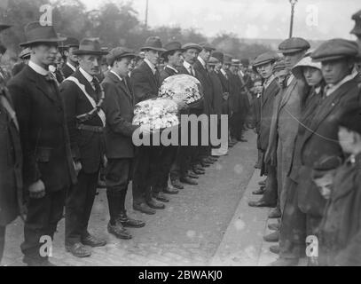 Cortège funéraire à Dublin National bénévoles qui garde les couronnes Banque D'Images