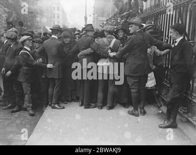 Cortège funéraire à Dublin les bénévoles nationaux gardent la foule en contrôle Banque D'Images