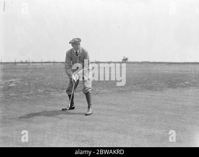 Presse contre clergé au Golf à Walton Heath Bishop de Londres Banque D'Images