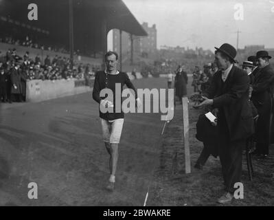 12 heures de marche au pont Stamford Edgar Charles Horton sur son dernier tour Banque D'Images