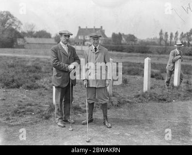 Presse contre clergé au Golf à Walton Heath Bishop de Londres et Robert Donald Banque D'Images