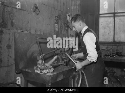 Soudage du cadre de vélo mai 1931 Banque D'Images