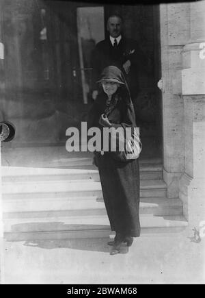 Mme Theodore Roosevelt ( veuve du président de l'U S ) quittant l'hôtel Excelsior à Naples le 16 mai 1925 Banque D'Images