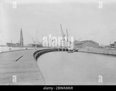 Dans le port de Southampton avec les hangars White Star et les moutons Cunard Line . Le RMS Mauretania est en attente Banque D'Images