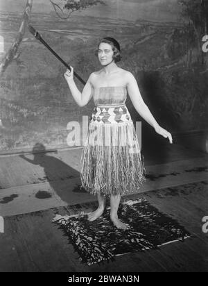 Princesse IWA en danse autochtone au Palladium 12 décembre 1919 Banque D'Images