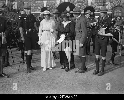 La reine Alexandra inspecte les scouts de garçon à la Garde de cheval . Lady Baden Powell Banque D'Images