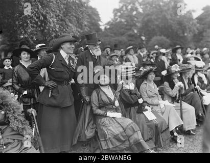 Rassemblement des Guides de Londres à Battersea Park . Lord Meath , Mlle Agnes Baden Powell et l'épouse de l'Ambassadeur du Japon Banque D'Images