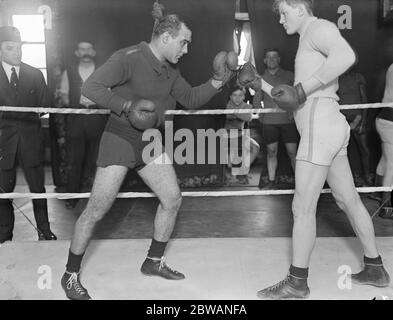 Albert Lurie , le schampion de France de boxe poids lourd officiel photo lui montre une formation pour son combat avec Bombardier Billy Wells avril 1914 Banque D'Images