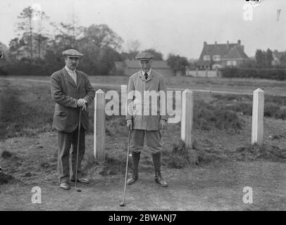 Presse contre clergé au Golf à Walton Heath Bishop de Londres et Robert Donald Banque D'Images