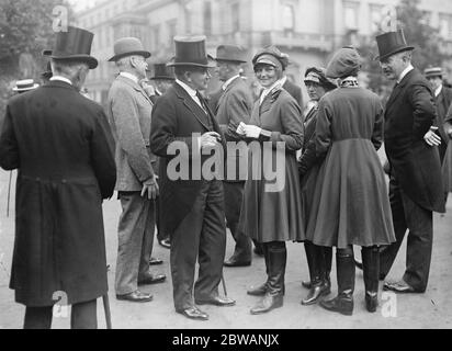 Ambulances présentées par le fonds d'ambulance de thye British sportmen . M. Eugene Corri et un des pilotes Lady 1917 Banque D'Images