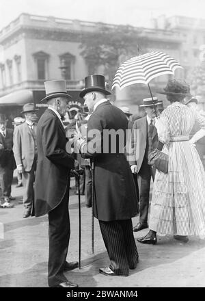 Ambulances présentées par le fonds d'ambulance des sportifs britanniques, le comte Benckendorff ( l'ambassadeur russe ) et Lord Lonsdale en conversation Banque D'Images