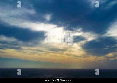Un coucher de soleil spectaculaire et nuageux sur la mer Ligurienne, vu du phare de Gênes (Lanterna di Genova) Banque D'Images