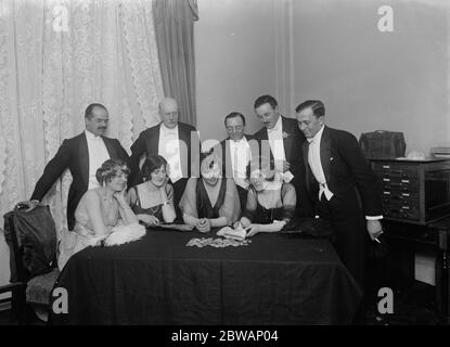 ' la chasse au Slipper ball ' de l'avant à gauche de la savoie Mme Leslie Henson , l'honorable Mme Maurice Brett , Lady Angela Forbes , Mme Phyllis Dare Retour de gauche à droite , Col Maurice Brett , Lord Wemyss ( Trésorier du fonds ) , M. Leslie Henson , M. Covell , M. Melville Cideon 19 février 1920 Banque D'Images