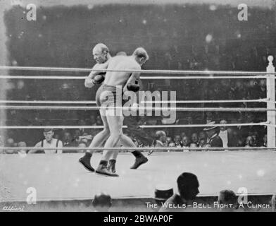 Bombardier Billy Wells contre Colin Bell . Il a été déterminé plus tard que Bell n'aurait pas dû combattre Wells, car il était très malade. Bell a été sous peu en chirurgie pendant plus de deux heures pour les caillots sanguins le 30 juin 1914 Banque D'Images