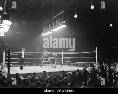 Bombardier Billy Wells contre Colin Bell . Il a été déterminé plus tard que Bell n'aurait pas dû combattre Wells, car il était très malade. Bell a été sous peu en chirurgie pendant plus de deux heures pour les caillots sanguins le 30 juin 1914 Banque D'Images