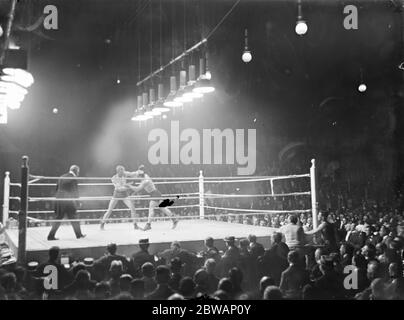 Bombardier Billy Wells contre Colin Bell . Il a été déterminé plus tard que Bell n'aurait pas dû combattre Wells, car il était très malade. Bell a été sous peu en chirurgie pendant plus de deux heures pour les caillots sanguins le 30 juin 1914 Banque D'Images
