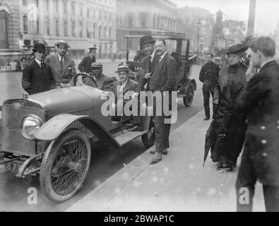 Jack Johnson dans sa voiture . John Arthur ( Jack ) Johnson ( Mars 31 1878 Ð juin 10 1946 ), surnommé le Ò Galveston géant, Ó était un boxeur américain. Au plus fort de l'ère Jim Crow, Johnson est devenu le premier champion de boxe poids lourds africain américain ( 1908Ð1915 ). Banque D'Images