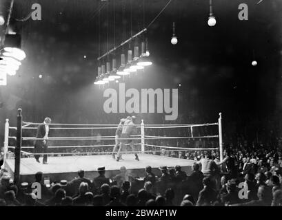 Bombardier Billy Wells contre Colin Bell . Il a été déterminé plus tard que Bell n'aurait pas dû combattre Wells, car il était très malade. Bell a été sous peu en chirurgie pendant plus de deux heures pour les caillots sanguins le 30 juin 1914 Banque D'Images