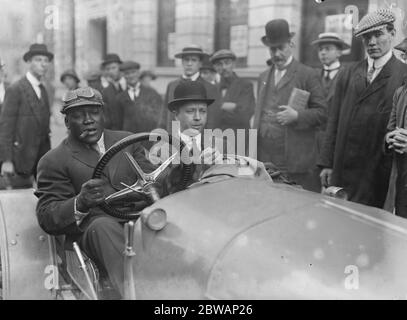 Jack Johnson dans sa voiture . John Arthur ( Jack ) Johnson ( Mars 31 1878 Ð juin 10 1946 ), surnommé le Ò Galveston géant, Ó était un boxeur américain. Au plus fort de l'ère Jim Crow, Johnson est devenu le premier champion de boxe poids lourds africain américain ( 1908Ð1915 ). Banque D'Images