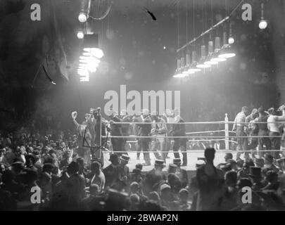 Bombardier Billy Wells contre Colin Bell . Il a été déterminé plus tard que Bell n'aurait pas dû combattre Wells, car il était très malade. Bell a été sous peu en chirurgie pendant plus de deux heures pour les caillots sanguins le 30 juin 1914 Banque D'Images