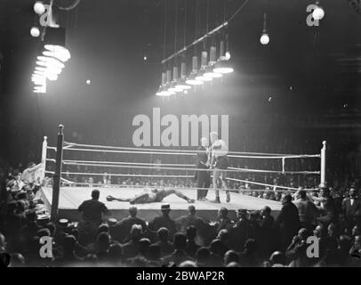 Bombardier Billy Well contre Colin Bell . Il a été déterminé plus tard que Bell n'aurait pas dû combattre Wells, car il était très malade. Bell a été sous peu en chirurgie pendant plus de deux heures pour les caillots sanguins le 30 juin 1914 Banque D'Images