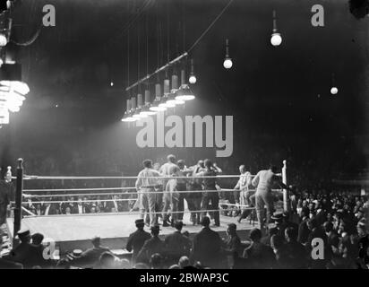 Bombardier Billy Wells contre Colin Bell . Il a été déterminé plus tard que Bell n'aurait pas dû combattre Wells, car il était très malade. Bell a été sous peu en chirurgie pendant plus de deux heures pour les caillots sanguins le 30 juin 1914 Banque D'Images
