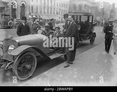 Jack Johnson dans sa voiture . John Arthur ( Jack ) Johnson ( Mars 31 1878 Ð juin 10 1946 ), surnommé le Ò Galveston géant, Ó était un boxeur américain. Au plus fort de l'ère Jim Crow, Johnson est devenu le premier champion de boxe poids lourds africain américain ( 1908Ð1915 ). Banque D'Images