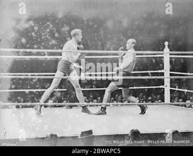 Bombardier Billy Wells contre Colin Bell . Il a été déterminé plus tard que Bell n'aurait pas dû combattre Wells, car il était très malade. Bell a été sous peu en chirurgie pendant plus de deux heures pour les caillots sanguins le 30 juin 1914 Banque D'Images
