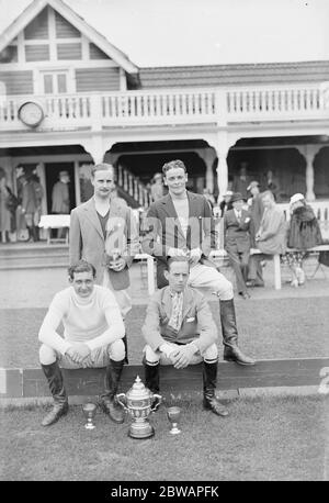 Polo à la finale de la coupe de Colts du club de polo de Ranelagh, l'équipe gagnante de gauche à droite est debout W Astor et C Vernon Miller et a assis R Lowesstein et H C Cowdell 11 juin 1936 Banque D'Images