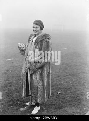 1920 la première équipe américaine féminine de hockey sur gazon, l'équipe All-Philadelphia, a participé à la compétition internationale. Leur application aux Jeux olympiques de 1920 à Anvers a été refusée, mais ils ont joué dans un tournoi anglais et ont perdu les deux jeux de l'Amérique ' s lady ' s hockey joueurs premier match en Angleterre . Mlle Elizabeth Chester capitaine de l'équipe des Etats-Unis avec sa mascotte 4 novembre 1920 Banque D'Images